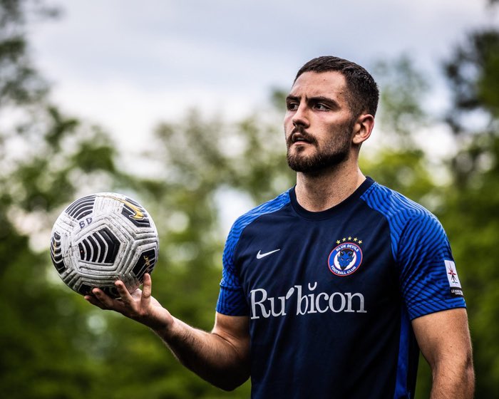 OAKVILLE, ON: OAKVILLE, ON, JUN 12, 2022: Luka Frankovich of the Oakville Blue Devils prepares for a throw-in.