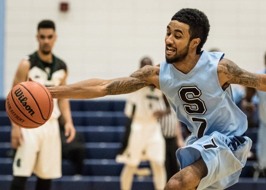 BRAMPTON, ON - Nov. 27, 2016 - Dylan Periana stretches to keep the ball inbounds against the Lambton Lions.